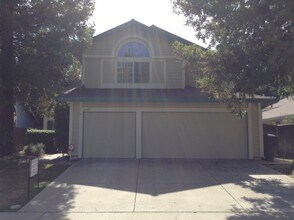 Building Photo - Beautiful 5 bedroom 3 bath home located in Antelope!