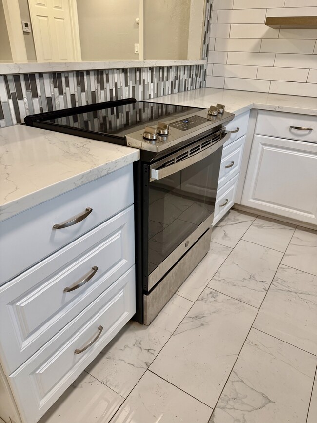 Building Photo - 986 S Hope Ave