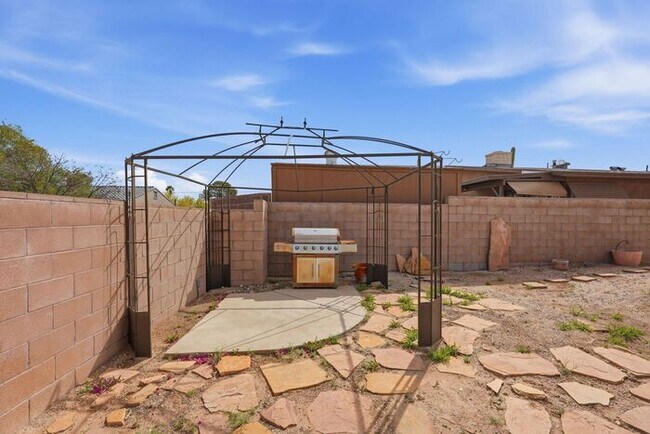 Building Photo - Spacious 3BR/2BA Tucson Retreat with 2-Car Garage & Expansive Patio