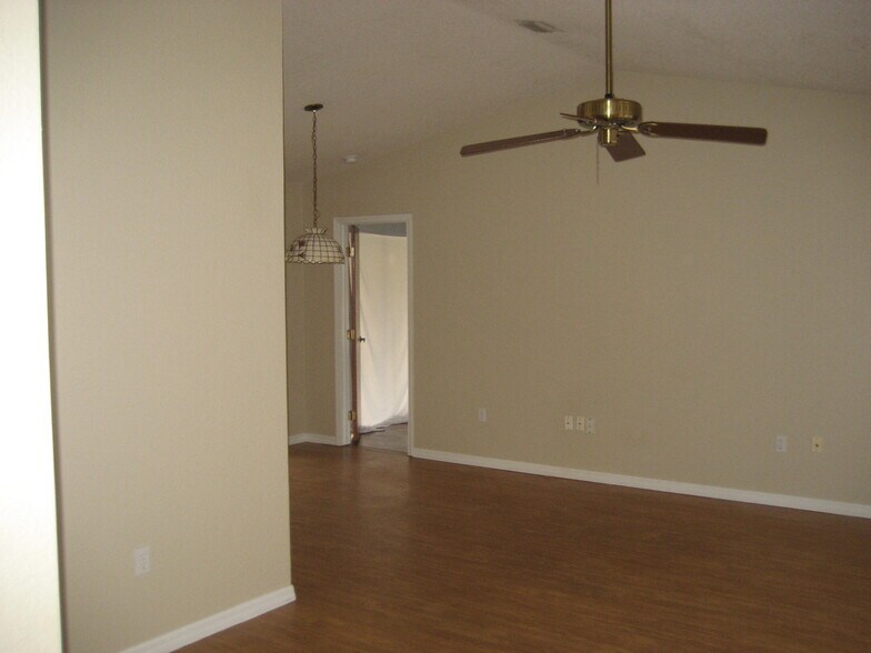 Building Photo - 13231 Windcrest Dr