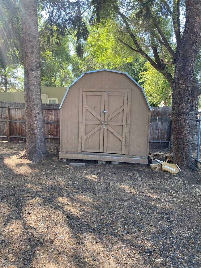Building Photo - Charming 2bdrm 1 bath house with garage and fenced yard