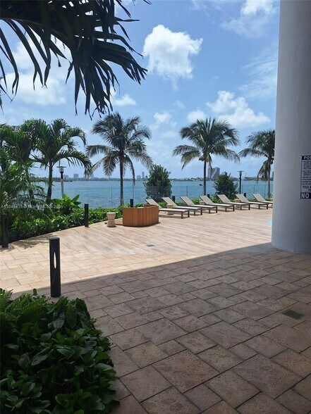 Building Photo - 700 NE 24th St