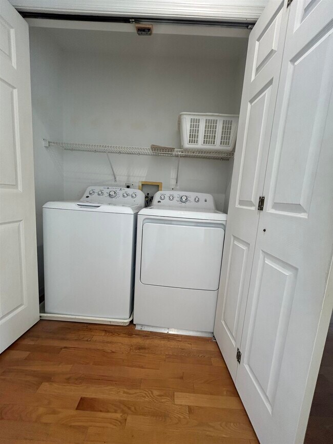 Building Photo - 302 Grand Ridge Dr