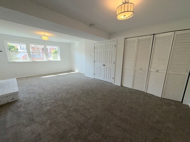 Building Photo - Spacious 5BR / 2BA in Manchester For Rent