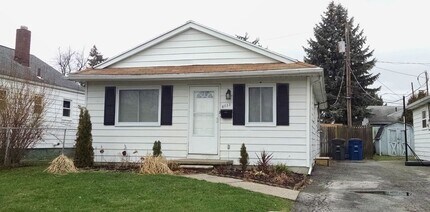 Building Photo - Three bed, one bath
