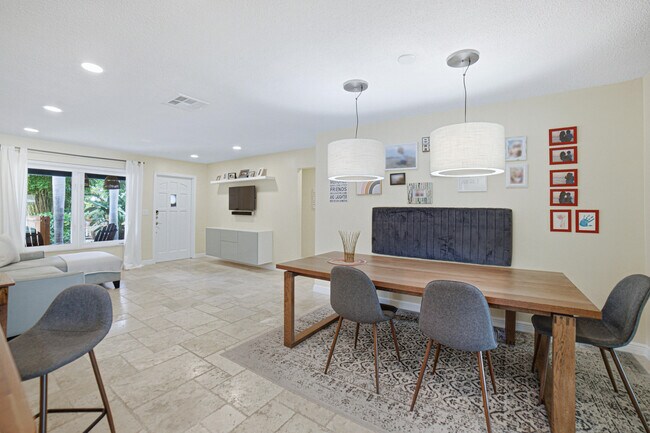 Building Photo - 721 N Lakeside Dr