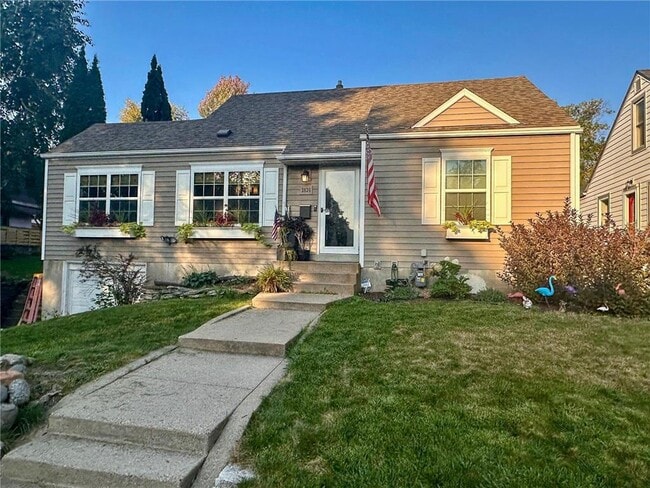 Building Photo - 2836 Dakota Ave S