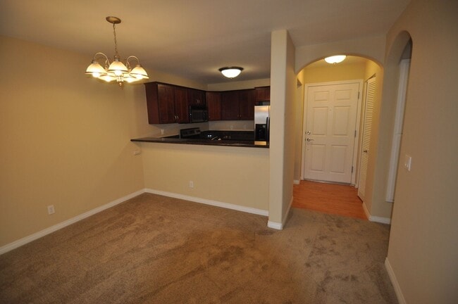 Building Photo - 2 Bedroom 2 Bath Condo with Pool and Private Parking Space