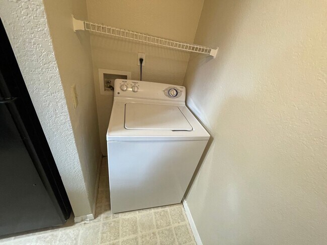 Building Photo - 2br/2ba Tradewinds Condo with Black Applia...