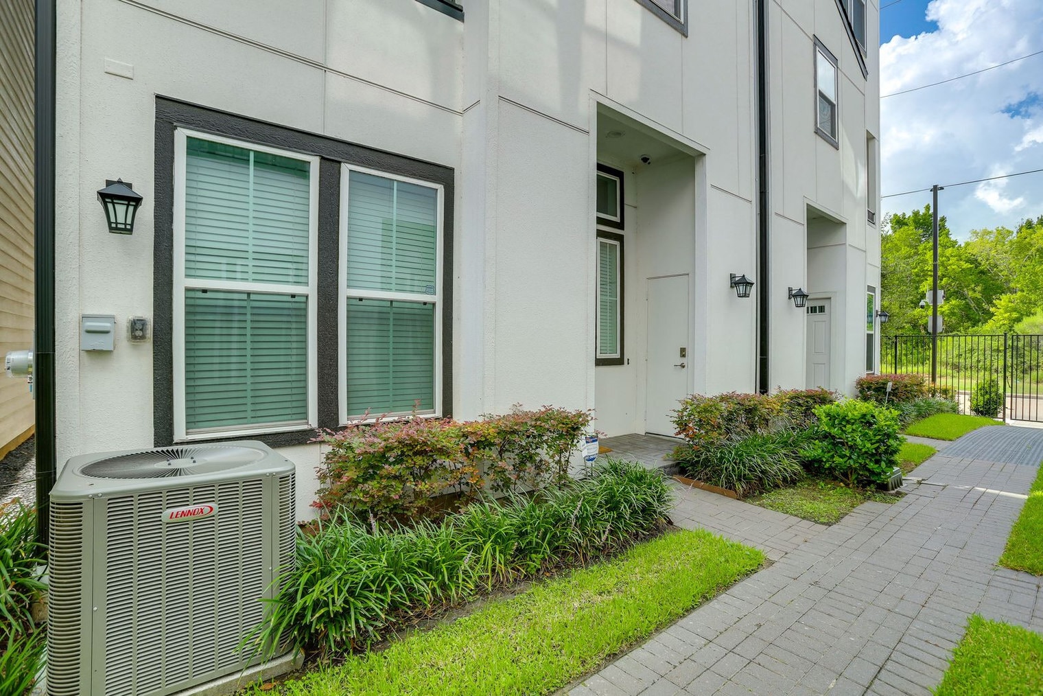 Building Photo - 2716 Grand Fountains Dr