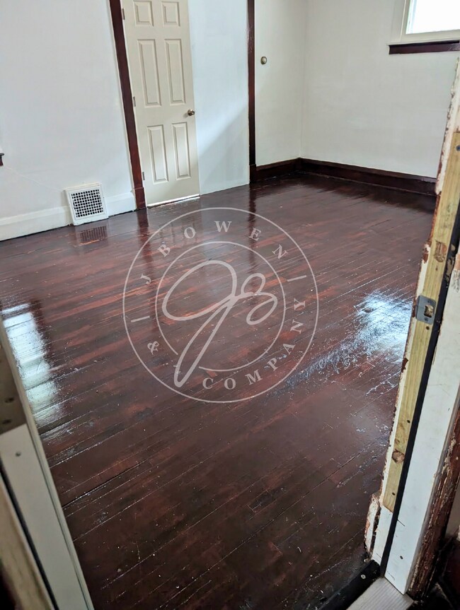 Building Photo - $400 deposit! Spacious upper duplex with i...