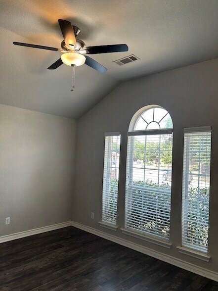 Building Photo - 1136 Edgewater Dr