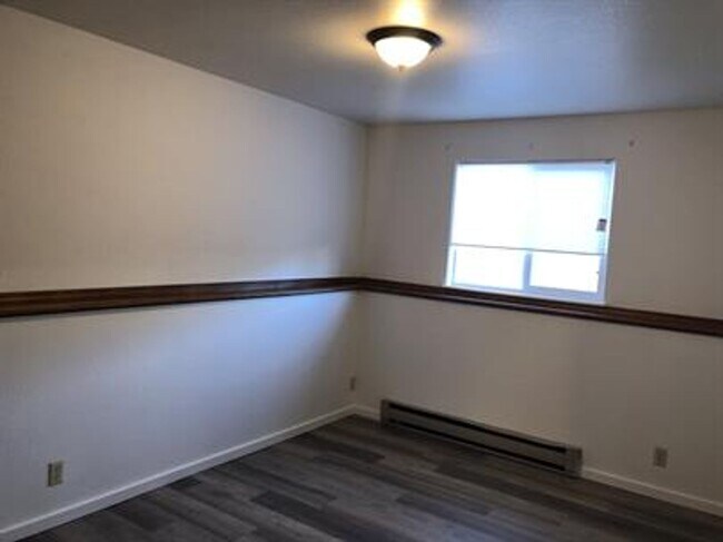 Building Photo - 215 8th St