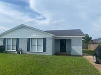 Building Photo - Newly Renovated 3-Bedroom Home - Modern Up...