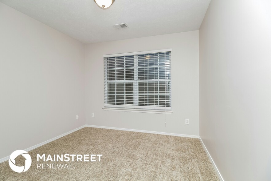 Building Photo - 7218 Hidden Lake Dr