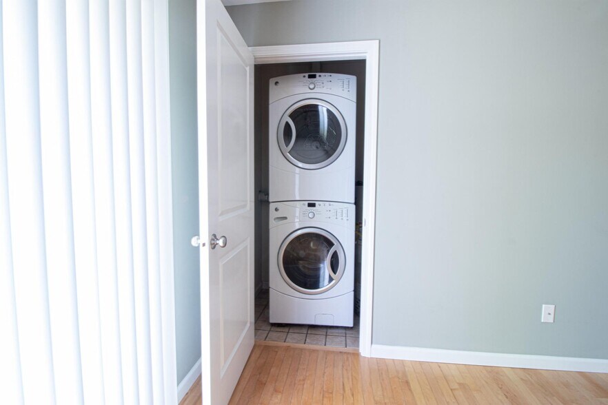 Building Photo - 835 Grand Ave NE