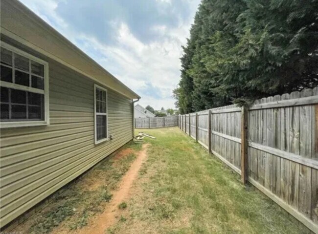 Building Photo - 1435 Bromwich Dr