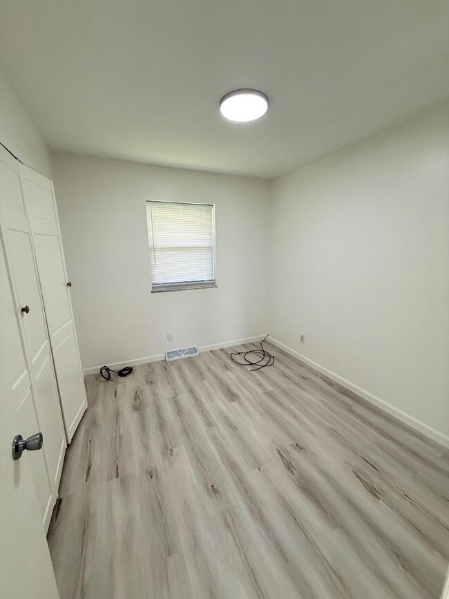Building Photo - 663 Redwood Dr