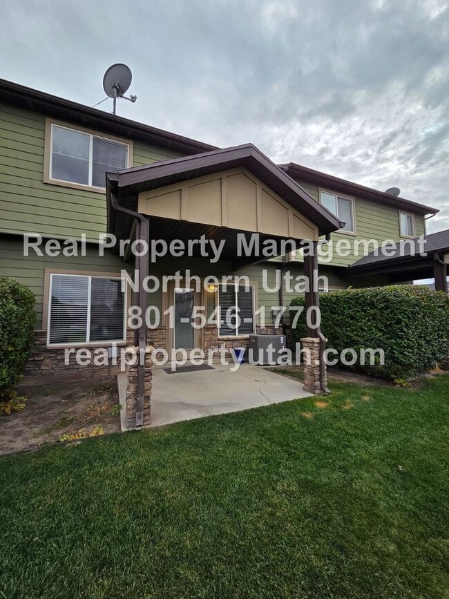 Building Photo - 3 Bedroom 2 Bath Townhome in West Haven Available Now!