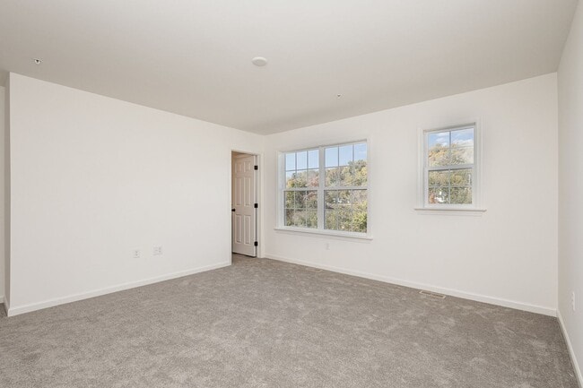 Building Photo - Move in by 12/1/24 for HALF OFF FIRST MONT...