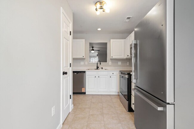 Building Photo - **Applications Pending** Ground-Level 2BR Condo with Community Pool!