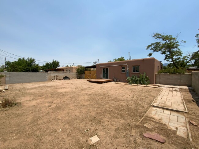 Building Photo - 2 Bedroom Single Story Home Available Near...