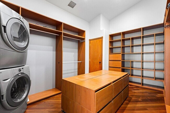 Building Photo - 1 18th Ave S