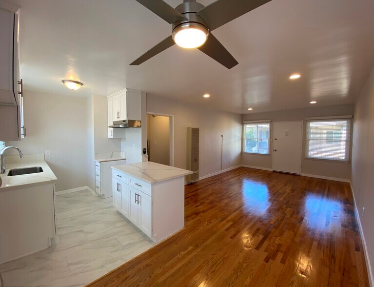 Building Photo - 12641 Vanowen St