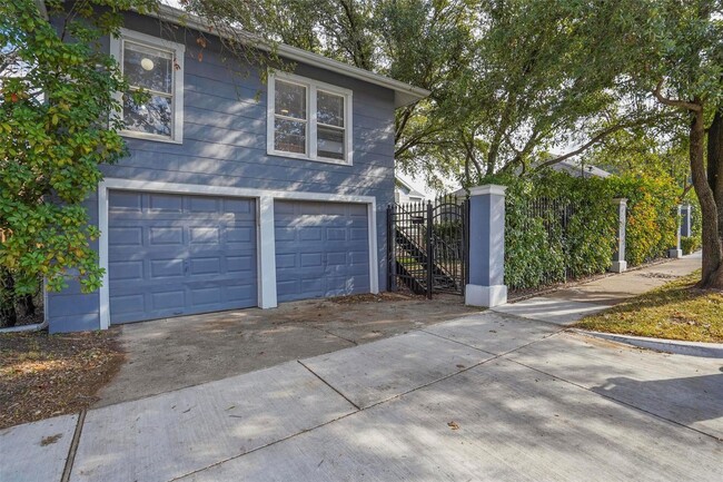 Building Photo - Charming Tudor Home in Arlington Heights