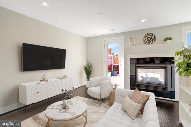 Building Photo - 2004 Potomac Ave