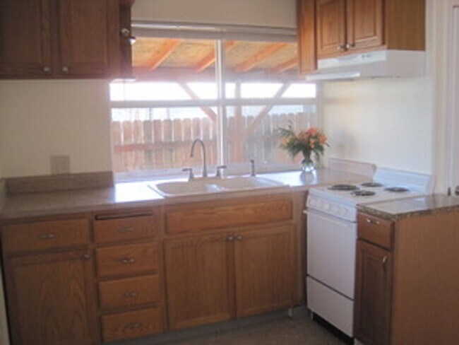 Building Photo - Cute cottage near Downtown Talent! | Available Mid January