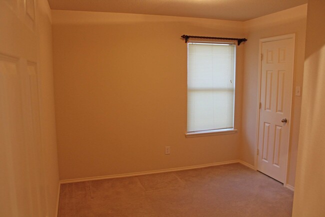 Building Photo - 4 Bedroom 2 Bath home for Lease
