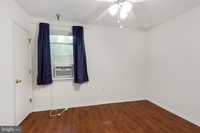 Building Photo - 240 W Girard Ave