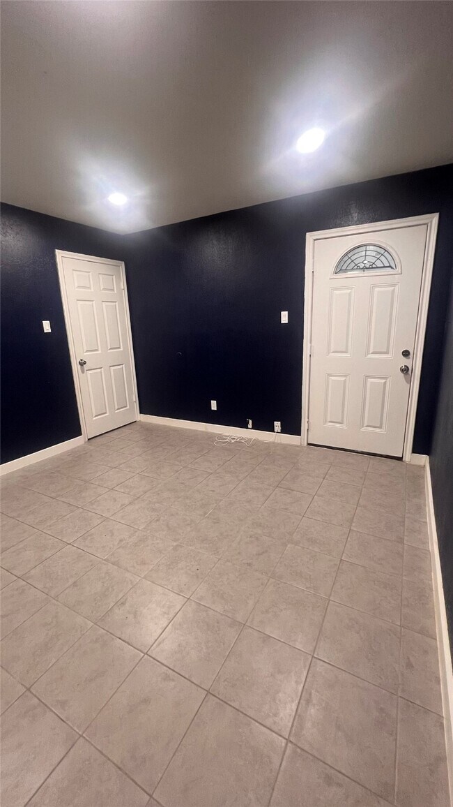 Building Photo - 6018 Beaconridge Dr