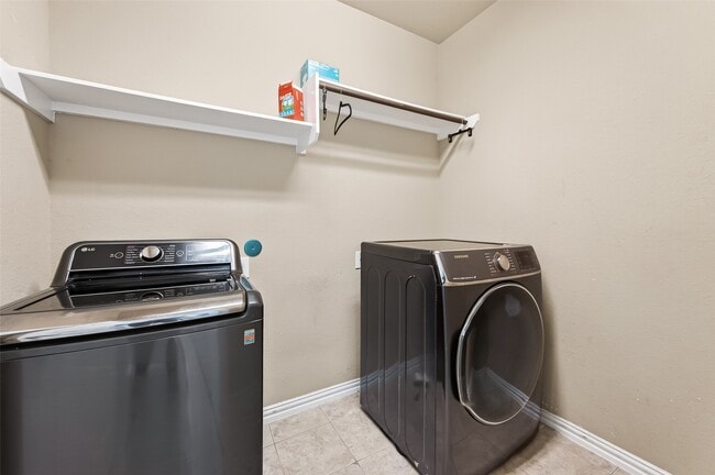 Building Photo - 5519 Jay Thrush Dr