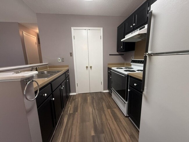 Building Photo - 1745 James Buchanan Dr