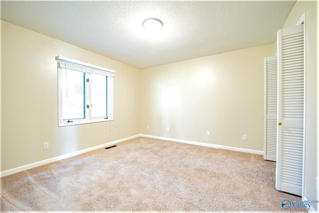Building Photo - 710 Crestview Dr