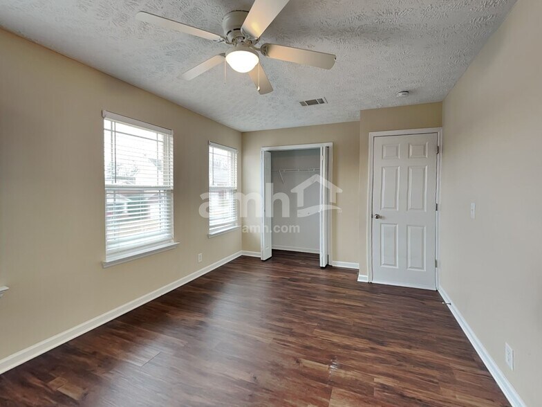 Building Photo - 313 School House Ct