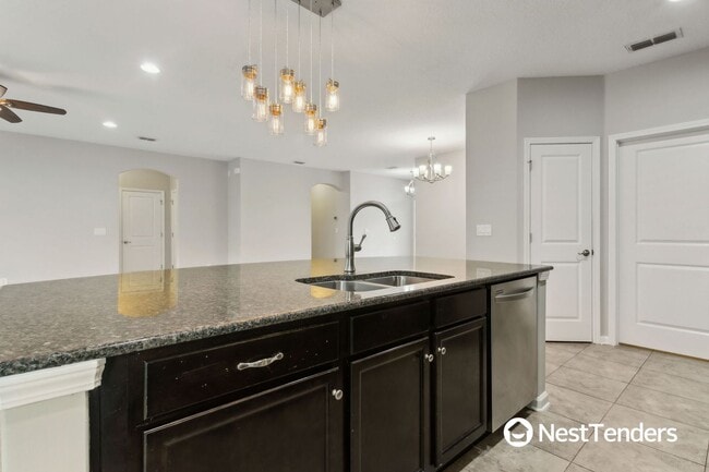 Building Photo - Five Bedroom Beauty in Plummer Creek!