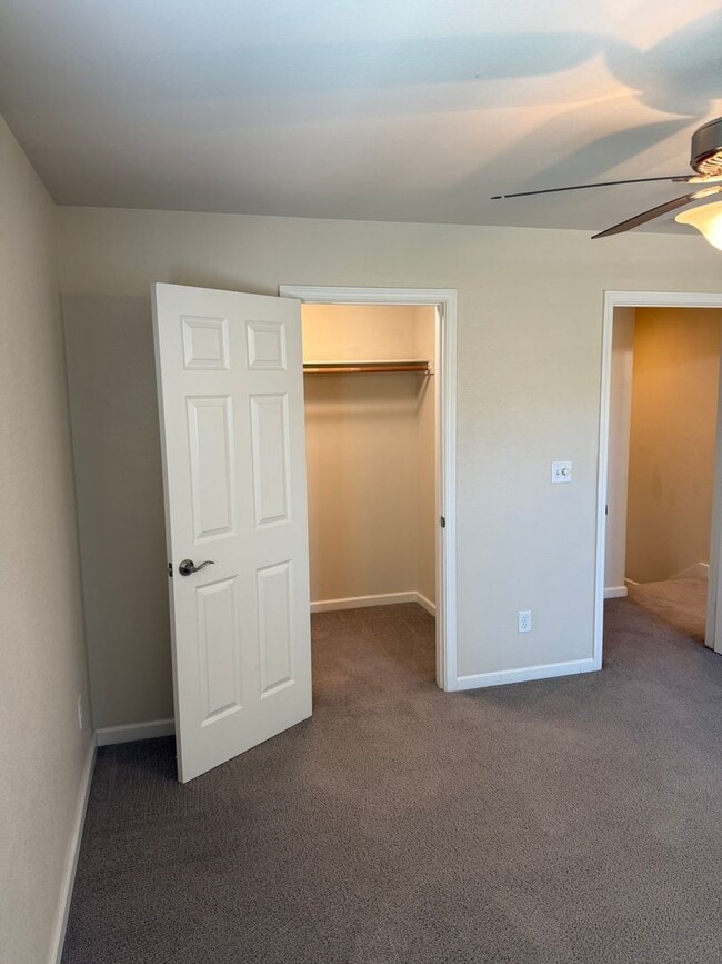 Building Photo - 3-bedroom, 2.5-bathroom townhouse located ...