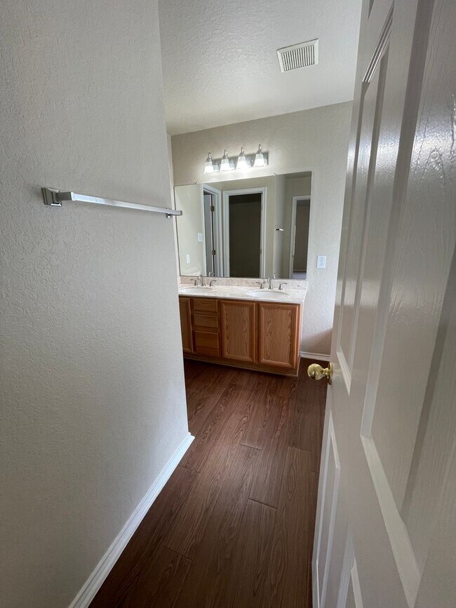 Building Photo - NEW ON MARKET