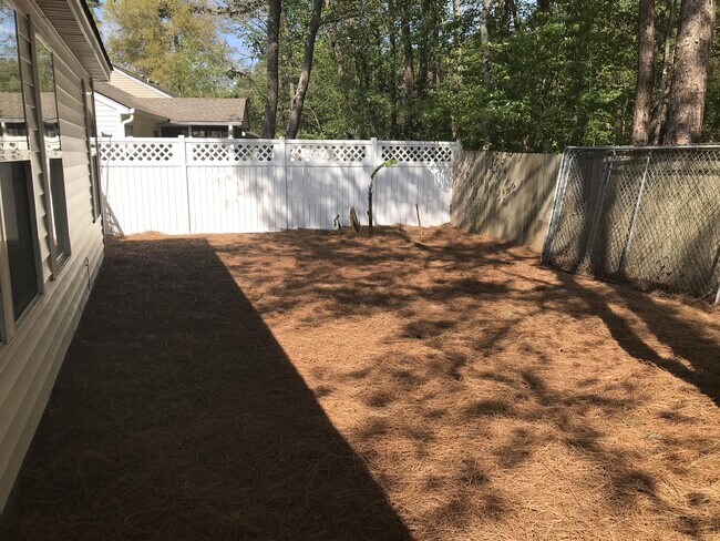 Building Photo - 220 Lake Linden Dr