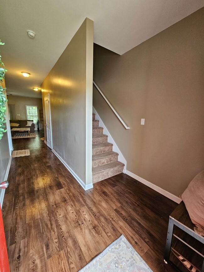 Building Photo - Spacious & Well Maintained Townhouse!