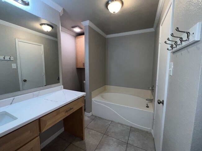 Building Photo - 5728 Shady Springs Trail
