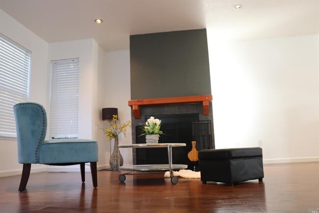 Building Photo - Benicia's 3 Bedrooms & 2.5 Bathrooms Townhouse, Water/Sewer/Trash Paid by HOA