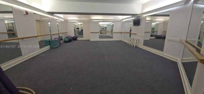 Building Photo - 3680 Inverrary Dr