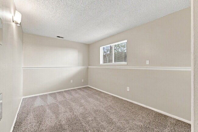 Building Photo - $1,895.95 3-bed, 1.5-bathroom located in Colorado Springs with a washer and dryer.