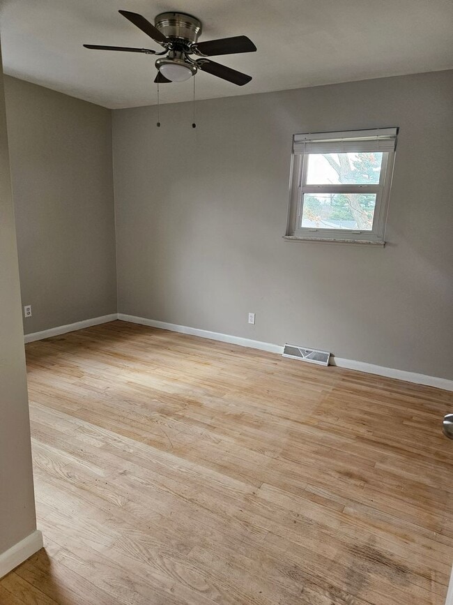 Building Photo - Spacious Bi-level home in New Albany