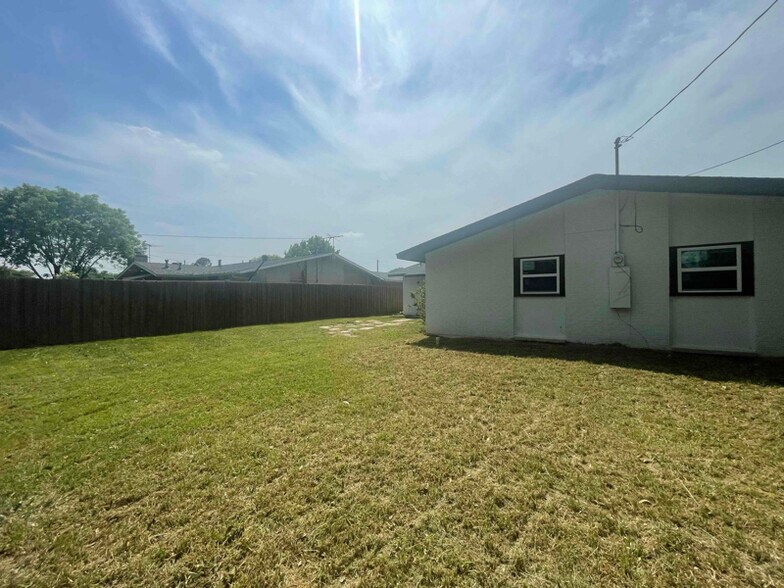 Building Photo - 11930 High Valley Dr