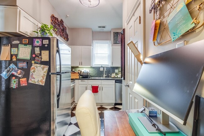 Building Photo - 1986 Eastend Dr